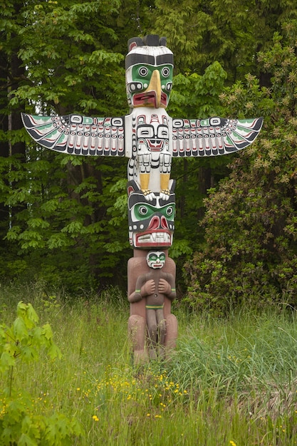 Il totem nel verde di Stanley Park vicino a Vancouver, Canada