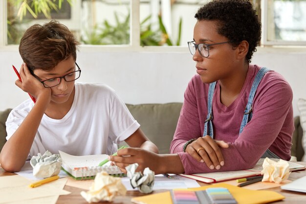 Il tutor professionista dalla pelle scura ha lezione privata con il tirocinante, si prepara per il seminario