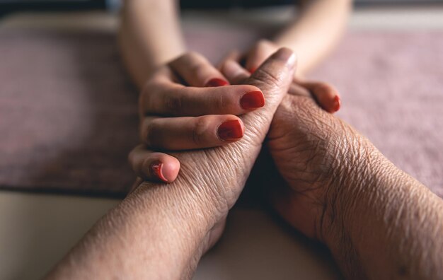 Il vecchio e il giovane si tengono per mano da vicino