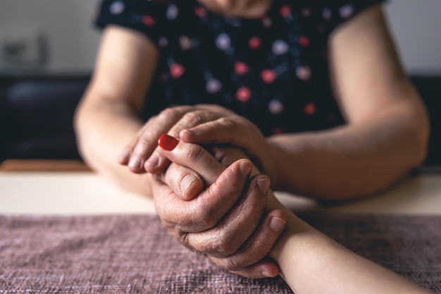 Il vecchio e il giovane si tengono per mano da vicino