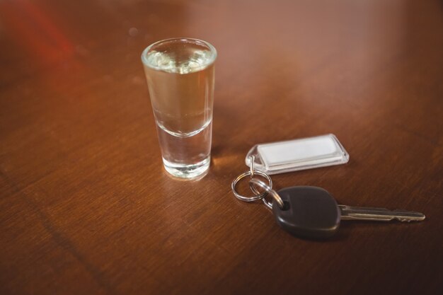 Il vetro di tequila sparato con l'automobile digita il contatore della barra