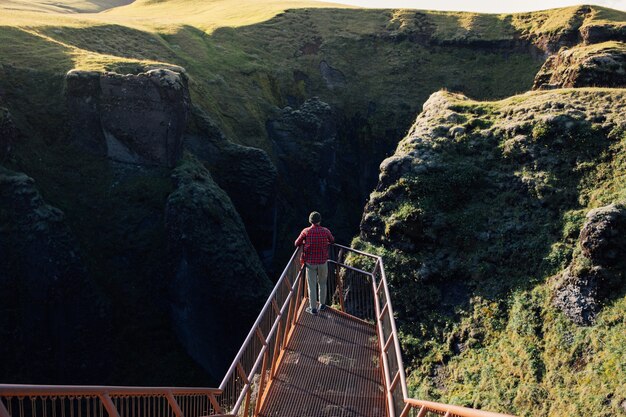 Il viaggiatore esplora il paesaggio aspro dell'Islanda