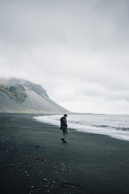 Il viaggiatore esplora il paesaggio aspro dell'Islanda