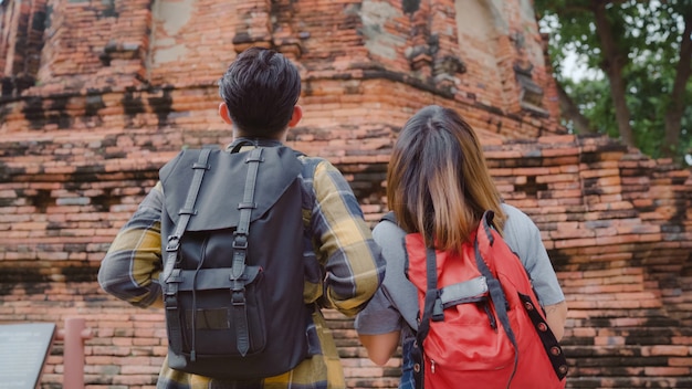 Il viaggio asiatico di spesa delle coppie del viaggiatore a Ayutthaya, Tailandia, coppia dolce di viaggiatore con zaino e sacco a pelo gode del loro viaggio al punto di riferimento incredibile in città tradizionale.