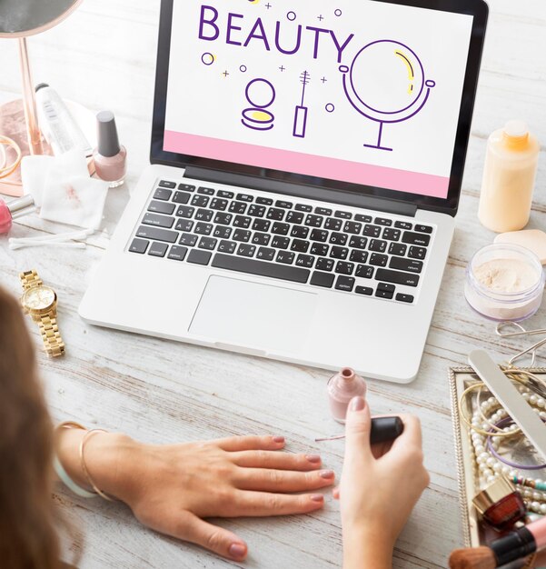 Illustrazione di cosmetici di bellezza makeover skincare su laptop