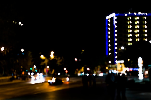 Immagine astratta della sfuocatura della strada nella notte con bokeh