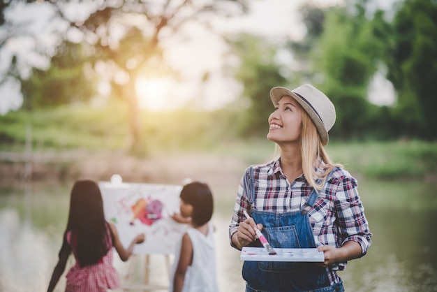 Immagine del disegno della figlia e della madre insieme nel parco