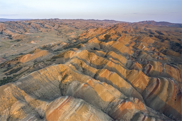 Immagine del drone al tramonto di un luogo di bellezza meno conosciuto e del deserto colorato nella regione di Kvemo Kartli