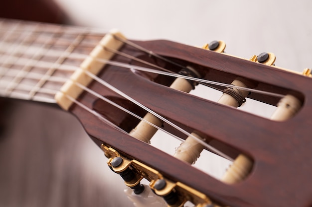 Immagine del primo piano della tastiera della chitarra