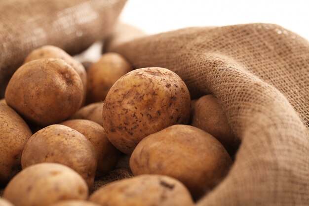 Immagine del primo piano delle patate non sbucciate rustiche