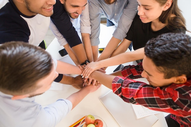 Immagine del primo piano di persone felici che sorridono e hanno una tavola rotonda nella sala riunioni Persone d'affari reali che mostrano il lavoro di squadra in ufficio