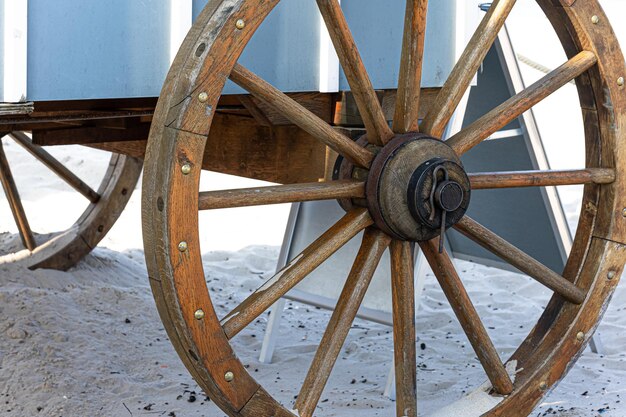 Immagine del primo piano di una ruota del carrello d'epoca