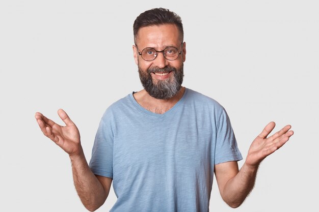 Immagine del ragazzo con la barba lunga bello rilassato negligente con taglio di capelli alla moda