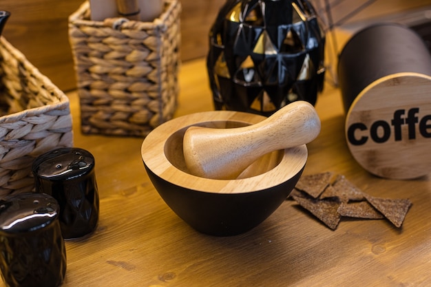 Immagine della comoda cucina con tavolo marrone e molti utensili da cucina con sopra un martello di legno