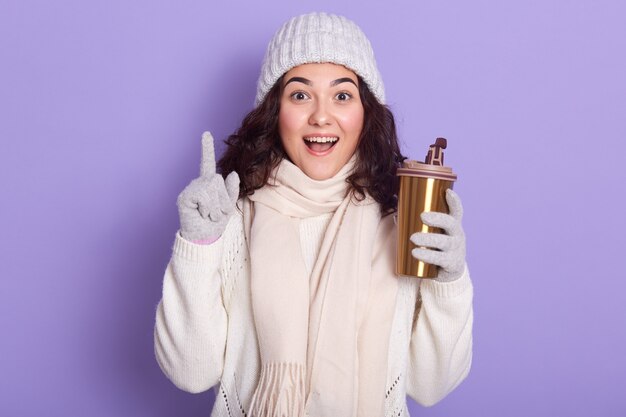 Immagine di bella ragazza sorpresa con i capelli ricci neri, aprendo la bocca ampiamente con shock