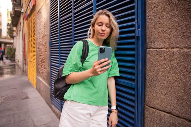 Immagine di donna caucasica tramite telefono