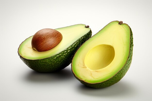 Immagine di un avocado tagliato a metà su sfondo bianco