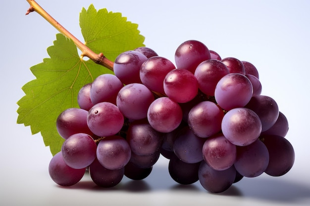 Immagine di un grappolo d'uva su una superficie bianca