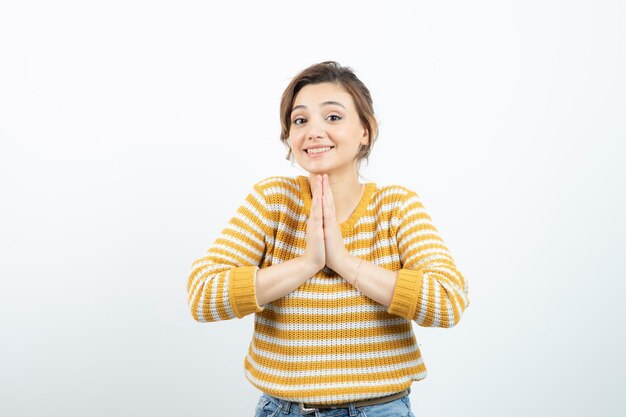 Immagine di un modello di giovane donna graziosa in piedi e in posa. Foto di alta qualità