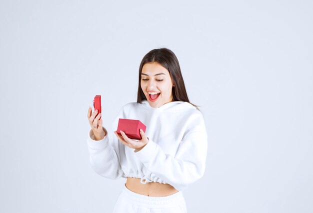 Immagine di un modello di ragazza piuttosto giovane in possesso di una confezione regalo.