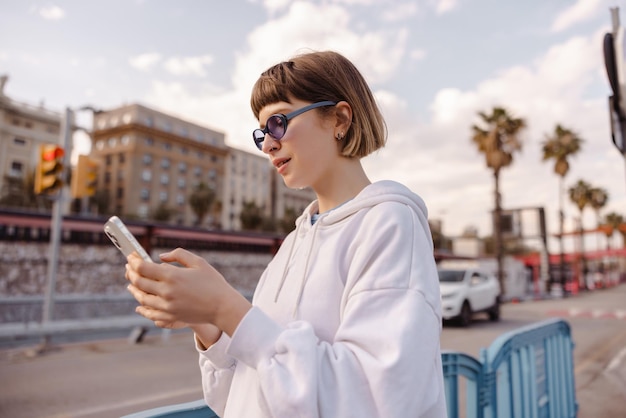 Immagine di una donna attraente che chatta al telefono