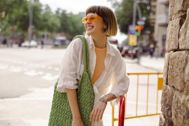 Immagine di una donna sorridente che distoglie lo sguardo