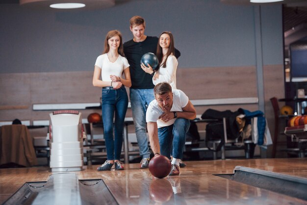 Immagine in movimento. I giovani amici allegri si divertono al bowling durante i fine settimana