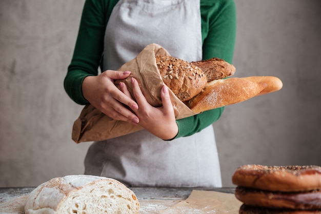 Immagine potata della borsa femminile della tenuta del panettiere con pane