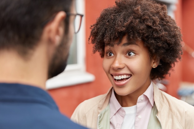 Immagine ravvicinata di gioiosa afro-americano con un sorriso a trentadue denti