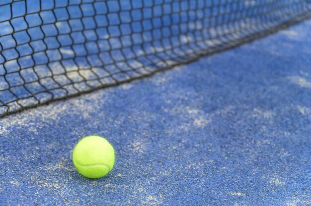 Immagine ravvicinata di una pallina da tennis vicino alla rete