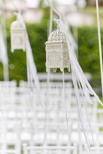 Immagine ravvicinata ritagliata di bellissime decorazioni per la cerimonia di nozze. Preparazione per la cerimonia di matrimonio all'aperto.