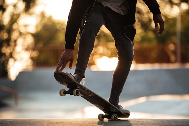 Immagine ritagliata di un giovane adolescente maschio africano