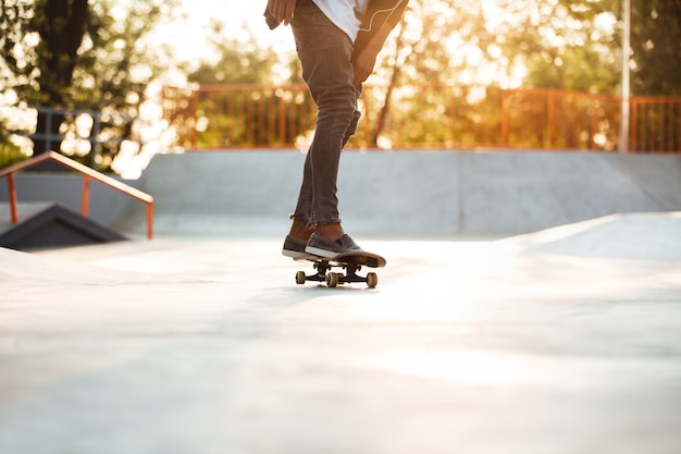 Immagine ritagliata di un giovane adolescente maschio