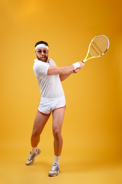Immagine verticale di sportivo giocando a tennis