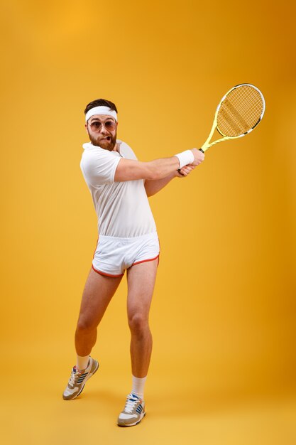 Immagine verticale di sportivo giocando a tennis