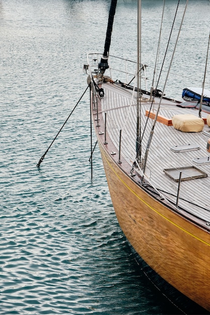 Immagine verticale di una barca a vela sul mare sotto la luce del sole