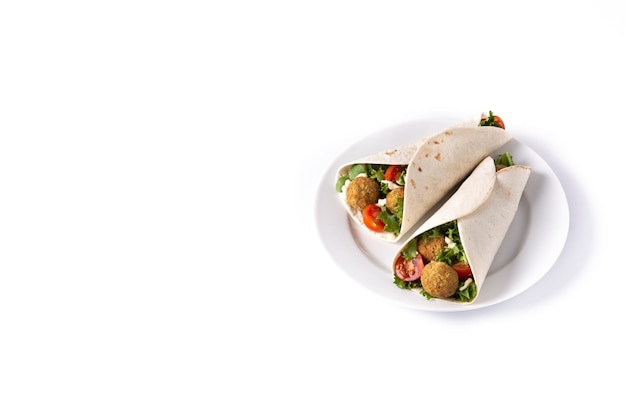 Impacco di tortilla con falafel e verdure isolate su sfondo bianco