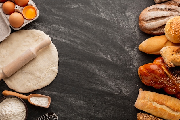 Impasto con mattarello e assortimento di pane