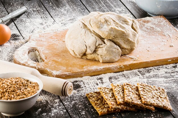 Impasto cotto sul tagliere e biscotti sani con semi di girasole e semi di lino