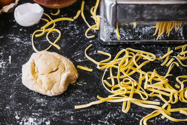 Impasto vicino a pasta e macchina