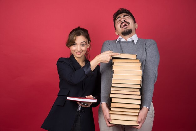 Impiegata della donna che cattura il libro dal suo collega