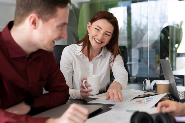 Impiegati che lavorano insieme come una squadra