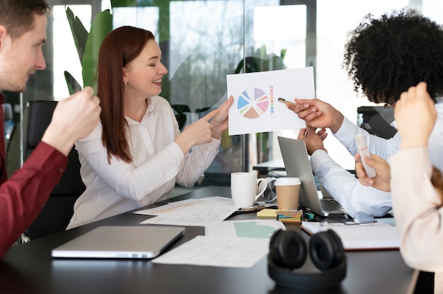 Impiegati che lavorano insieme come una squadra