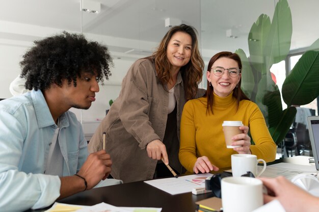 Impiegati che lavorano insieme come una squadra