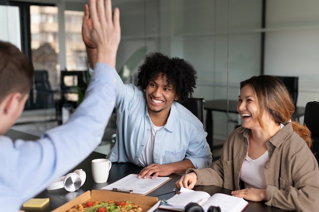 Impiegati che lavorano insieme come una squadra