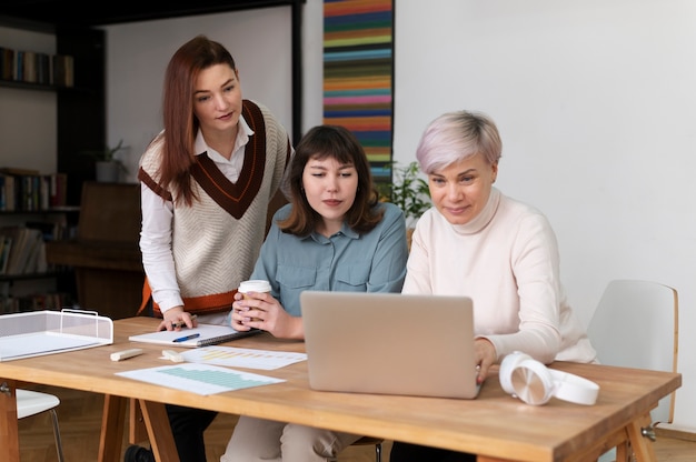 Impiegati che lavorano insieme come una squadra