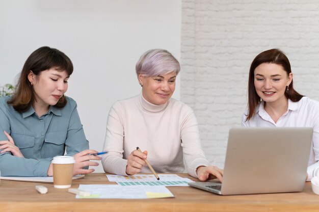 Impiegati che lavorano insieme come una squadra