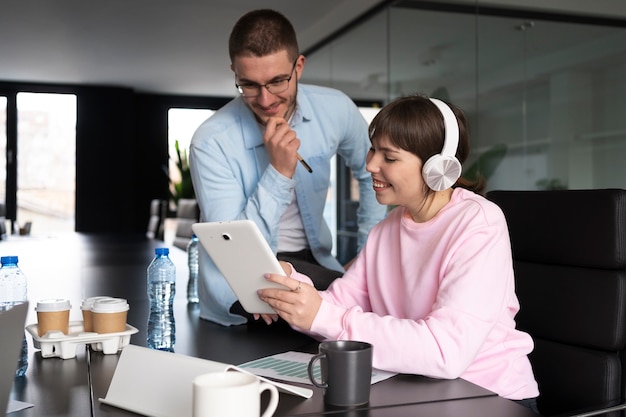 Impiegati che lavorano insieme come una squadra