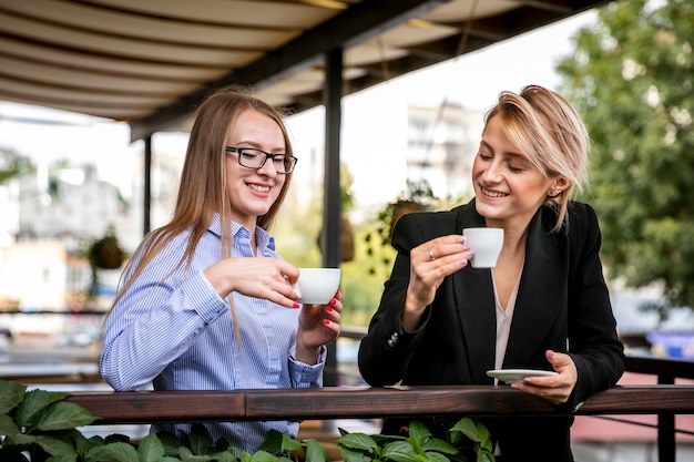 Impiegati corporativi di angolo basso che godono del caffè