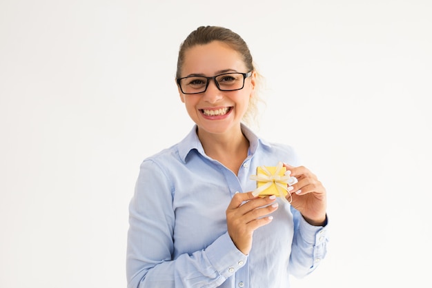 Impiegato felice che celebra compleanno sul lavoro